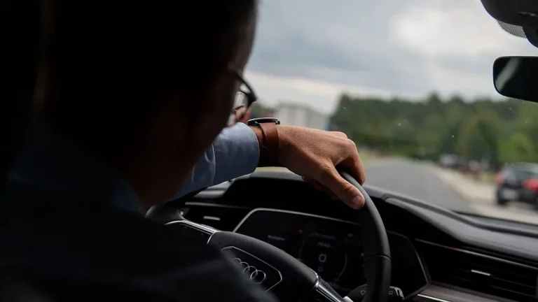 Frage aus dem Arbeitsrecht: Muss ich mein privates Auto für Dienstfahrten nutzen?