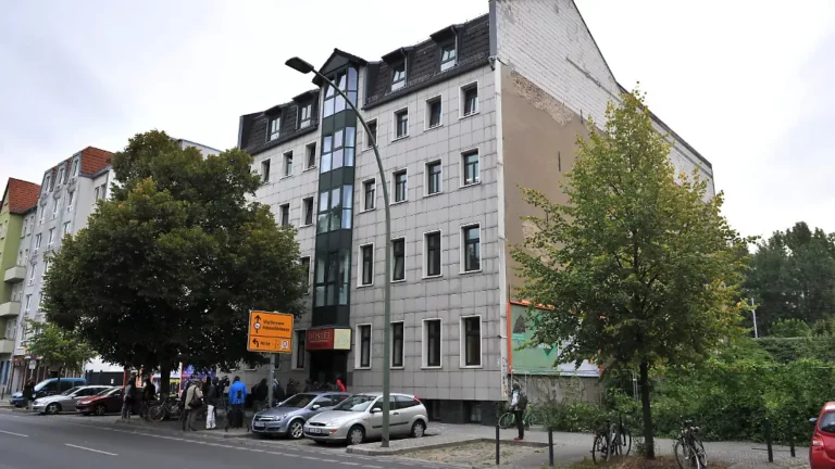 Konflikt um besetztes Ex Hostel: Urin Angriff auf Bauarbeiter löst Großeinsatz in Berlin aus
