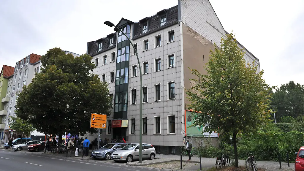 Konflikt um besetztes Ex Hostel: Urin Angriff auf Bauarbeiter löst Großeinsatz in Berlin aus