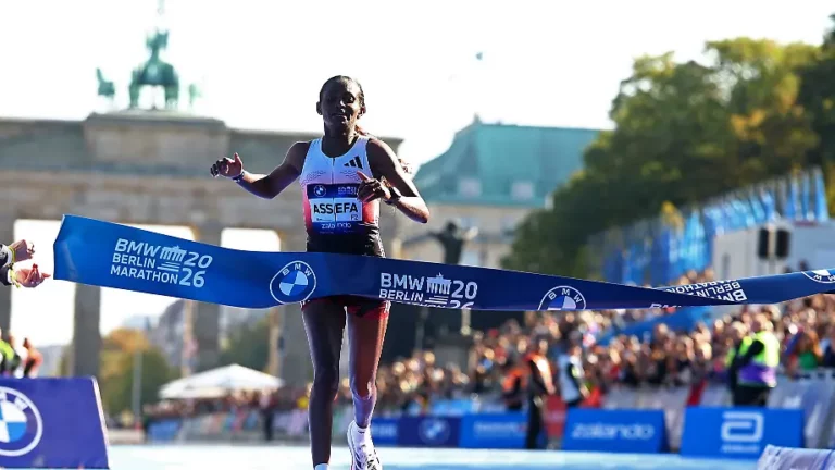 Verletzung schlimmer als gedacht: Assefa reißt sich bei Marathon in Berlin die Achillessehne komplett