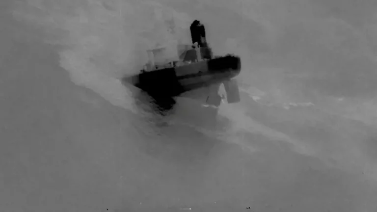 US Militär versenkt Tanker: Satellit entdeckt Hinweise auf Ölkatastrophe