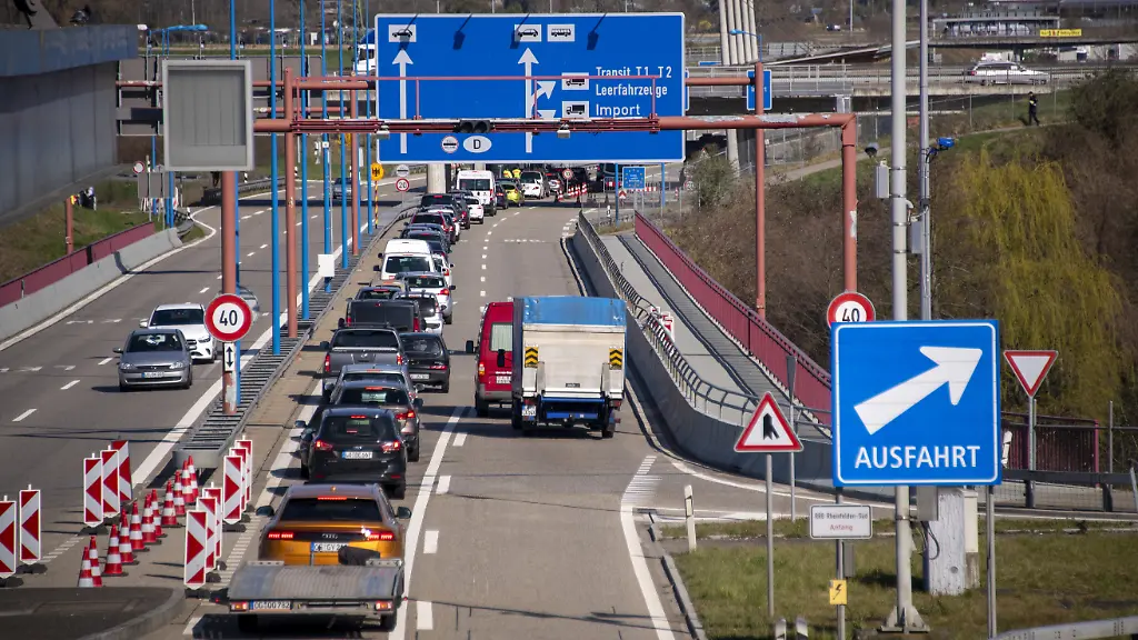 Verdächtiges Auto wird überprüft: Sprengstoffgefahr? Polizei sperrt Grenze zur Schweiz ab