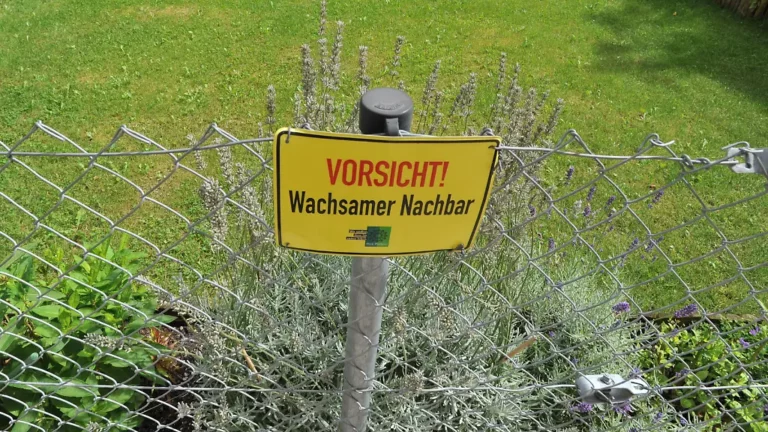 Streit eskaliert: Mann setzt Gartentor seines Nachbarn unter 230 Volt Strom