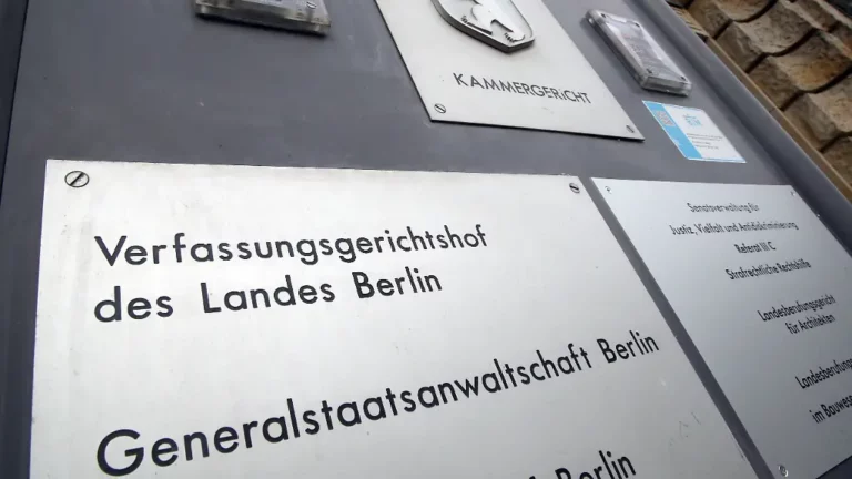 Bereitschaft zu Anschlag gezeigt: IS Rückkehrerin steht in Berlin vor Gericht