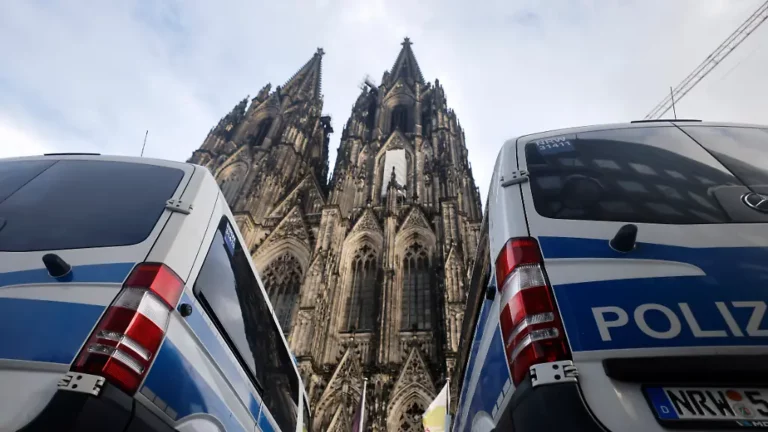 Mordkommission ermittelt: 37 Jähriger in Köln nach Schlägerei und Schuss schwer verletzt