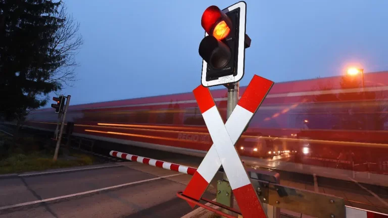 Rettung im letzten Moment: Mutter steht mit Kind vor herannahendem Zug, Prozess gestartet