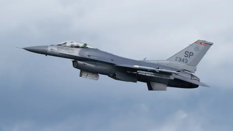 Pilot kann sich wohl retten: Militärflugzeug an US Airbase in der Eifel abgestürzt