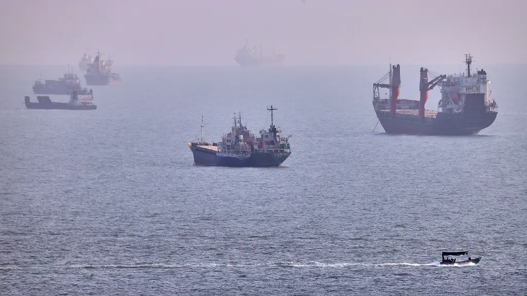 Beim Verlassen der Meerenge treffen unbekannte Geschosse Tanker in der Straße von Hormus