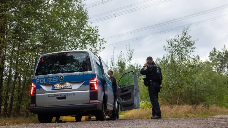 Verdächtiger auf der Flucht: Sachsens Polizei findet neun weitere Sprengsätze an Stromtrassen