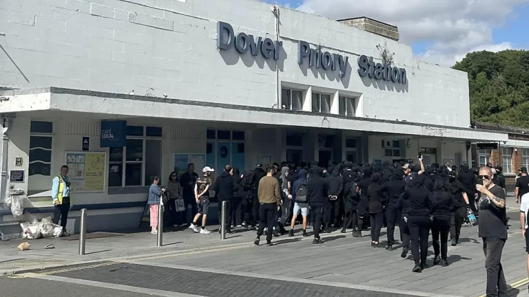 Rechtsextremer Protest: Hunderte Vermummte blockieren den Hafen von Dover