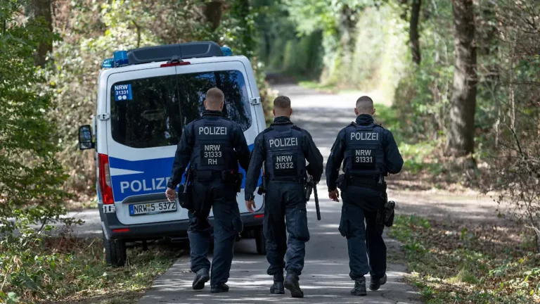 Mann war wohl mit Rad unterwegs: Polizei sucht Verdächtigen in Zusammenhang mit Stromsabotage im Hambacher Forst