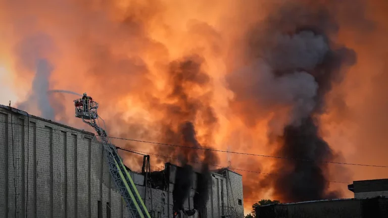 Zwei Tote und mehrere Verletzte: Nach dreitägiger Feuerpause greift Russland erneut Kiew an