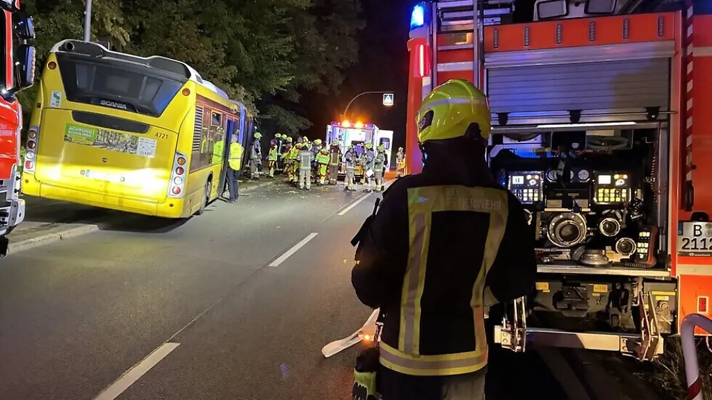 Ein Opfer in Lebensgefahr: Elf Verletzte nach schwerem Busunfall in Berlin
