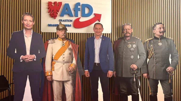 Fragwürdige Pappfiguren in Potsdam: AfD holt Bismarck, Hindenburg und Wilhelm II. ins Parlament