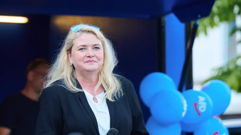 NS Devotionalien gefunden: Berliner AfD Spitzenkandidatin verteidigt Mitarbeiter nach Razzia