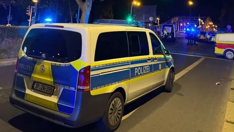 Tödlicher Unfall in Berlin: Auto stürzt von Brücke auf S Bahn Gleise