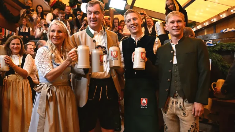 Neuerung beim Einzug der Wirte: Gelungene Premiere, Münchens OB Krause eröffnet das Oktoberfest