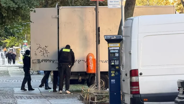 Sondereinheiten im Einsatz: Mehrere Festnahmen bei Razzia gegen Schusswaffengewalt in Berlin