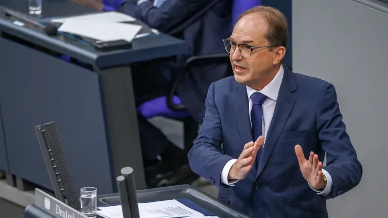 Streit um neue Befugnisse: Dobrindt will aus BND und Co echte Geheimdienste machen
