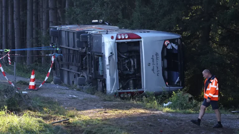 Unglück am frühen Morgen: Zwei Tote und mehrere Verletzte bei Reisebusunfall auf der A96