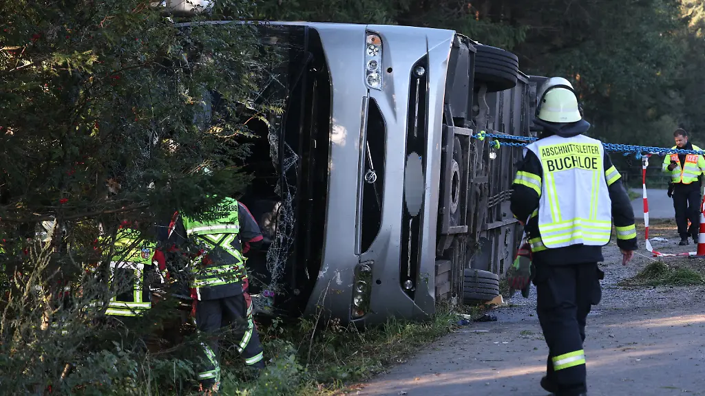 Wohl unterwegs zum Oktoberfest: Polizei ermittelt nach tödlichem Busunglück in Bayern gegen Fahrer