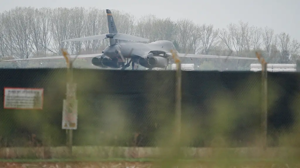 US Bomber in England: Trump: Verdächtige wollten an Militärbasis großen Schaden anrichten