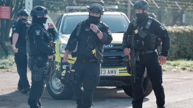 Mehrere Motive möglich: Fairford Terrorverdächtige sind britische Männer Mitte 20
