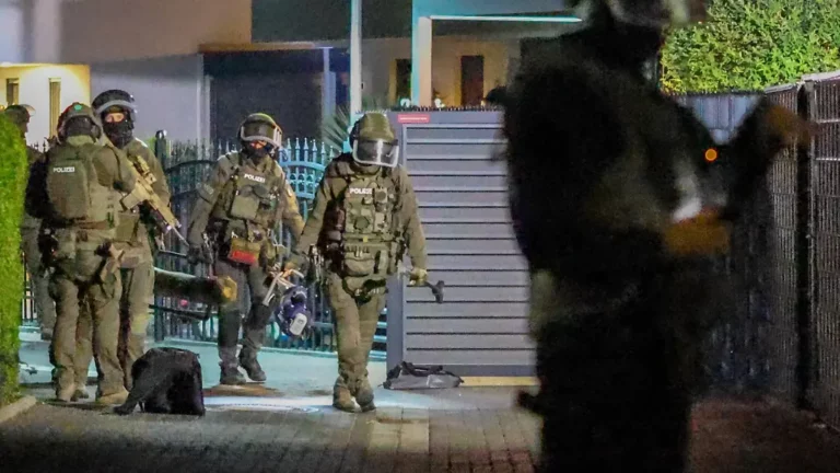 Geldwäschenetzwerk im Visier: Einsatzkräfte starten Großrazzia gegen Hells Angels Rocker