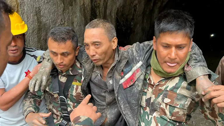 In Tunnel verschüttet: Chinese neun Tage nach Sturzflut in Nepal gerettet