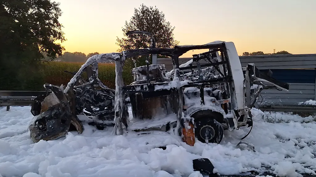 Detonation noch im Umland hörbar: Gefahrgut Transporter explodiert auf der A1