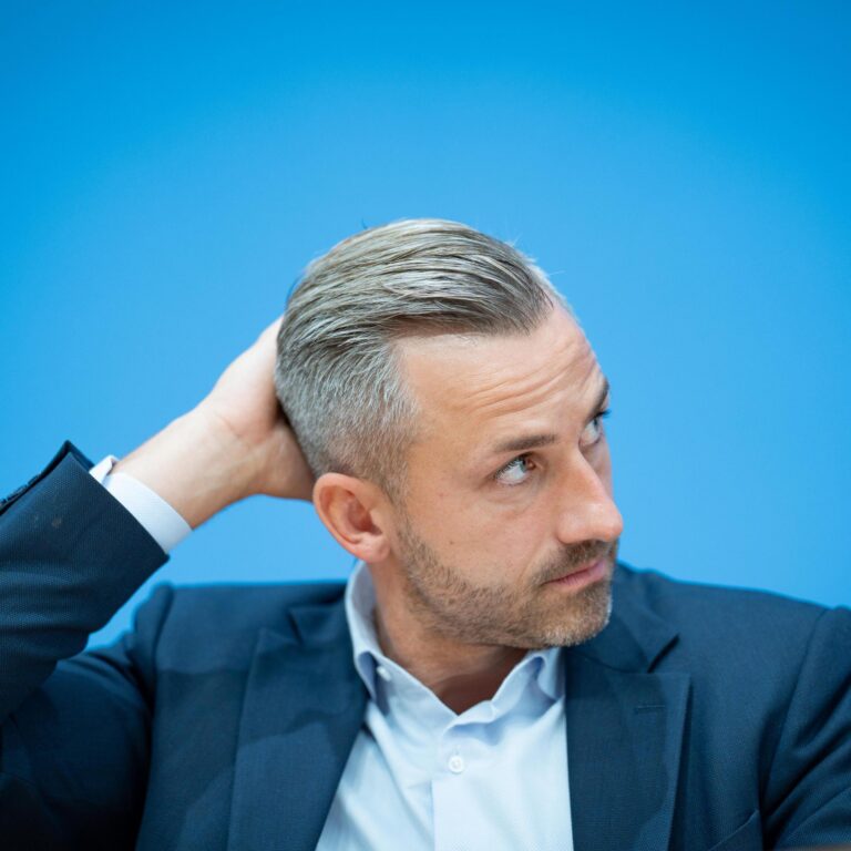 Debatte um AfD Verbot: Ulrich Siegmunds Aussage zu Rüstung und Remigration