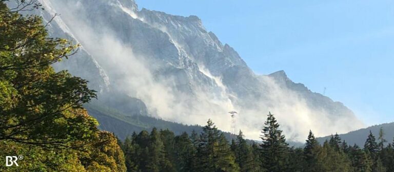 Große Staubwolke durch Felssturz an der Zugspitze