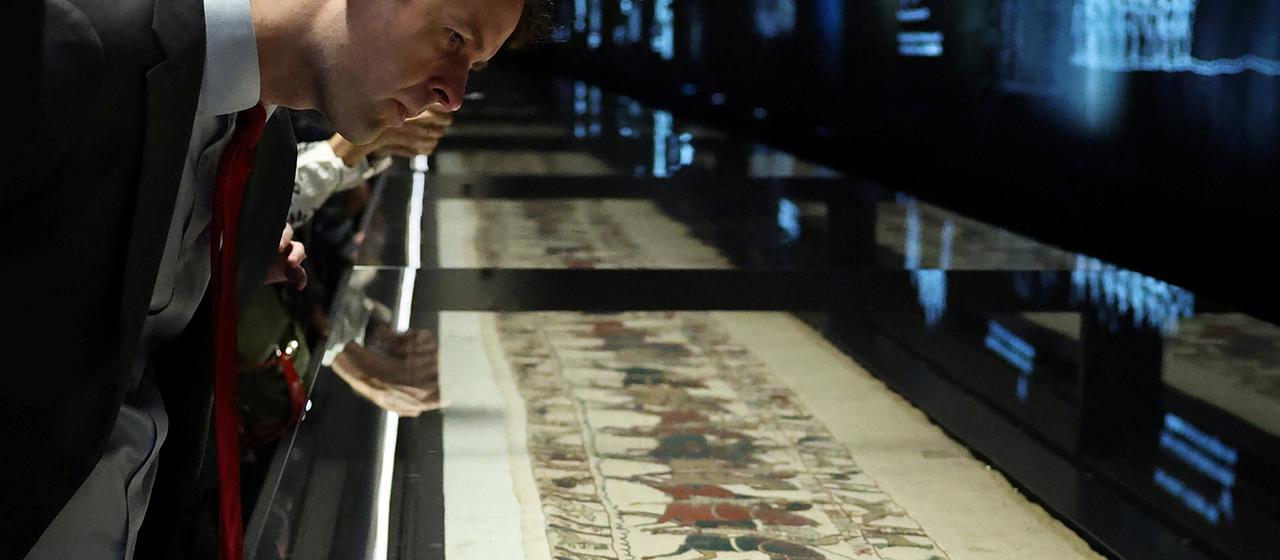 Historischer Teppich im Londoner Museum zieht Menschenmassen an