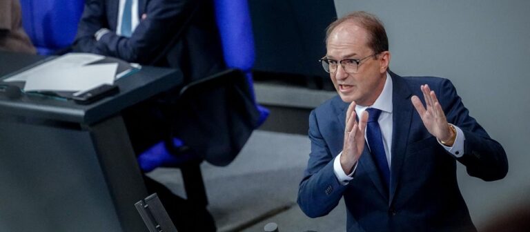 Kontroverse Debatte über Reform der Nachrichtendienste im Bundestag