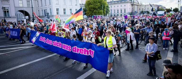 Proteste in vielen Städten: Zehntausende demonstrieren gegen rechts