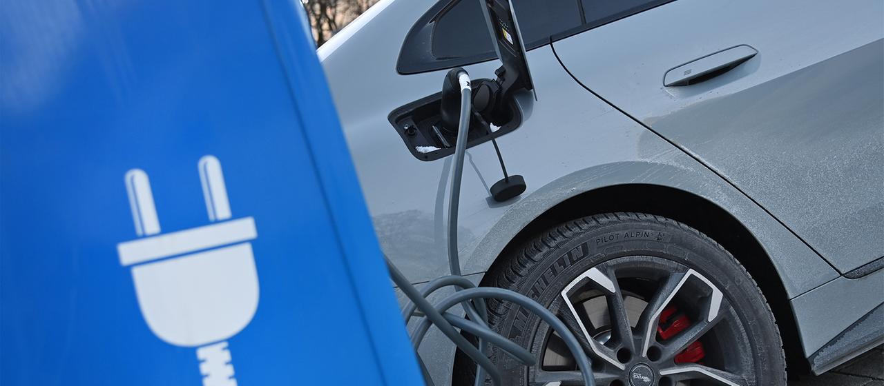 Elektromobilität: Baut Deutschland die falschen Ladesäulen?