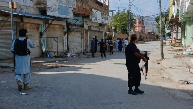 Anschlag vor Polizeizentrale: Autobombe explodiert in Pakistan, 16 Menschen sterben