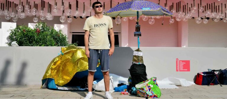 Filmfestfan wartet seit Tagen am roten Teppich in Venedig