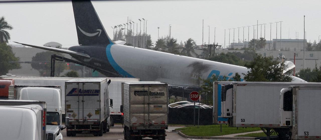 Mindestens fünf Tote nach Unfall mit Amazon Frachtflugzeug in Miami
