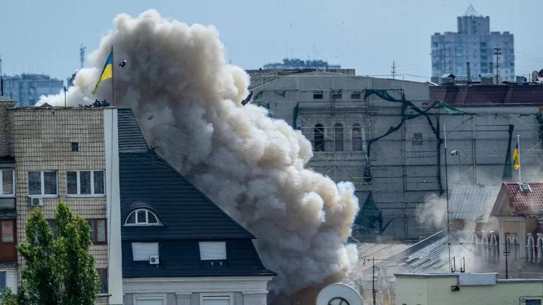 Mitten in der Hauptstadt der Ukraine: Russische Drohne trifft Geheimdienstquartier in Kiew