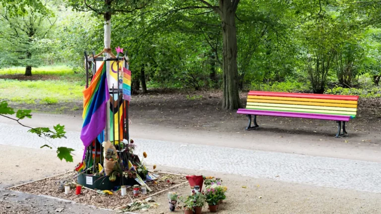 Bank zum Gedenken an Opfer des CSD Terrors zerstört, Täter haben nichts verstanden