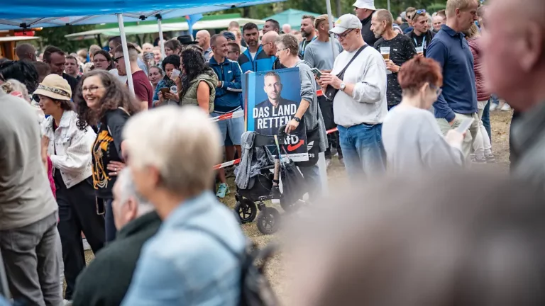 Viele Fälle in Sachsen Anhalt: Rechte Streamer gehen bei AfD Veranstaltungen regelmäßig auf Medienschaffende los