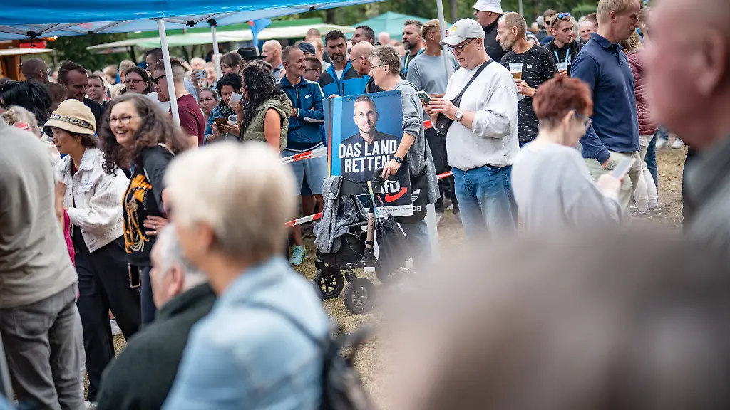 Viele Fälle in Sachsen Anhalt: Rechte Streamer gehen bei AfD Veranstaltungen regelmäßig auf Medienschaffende los