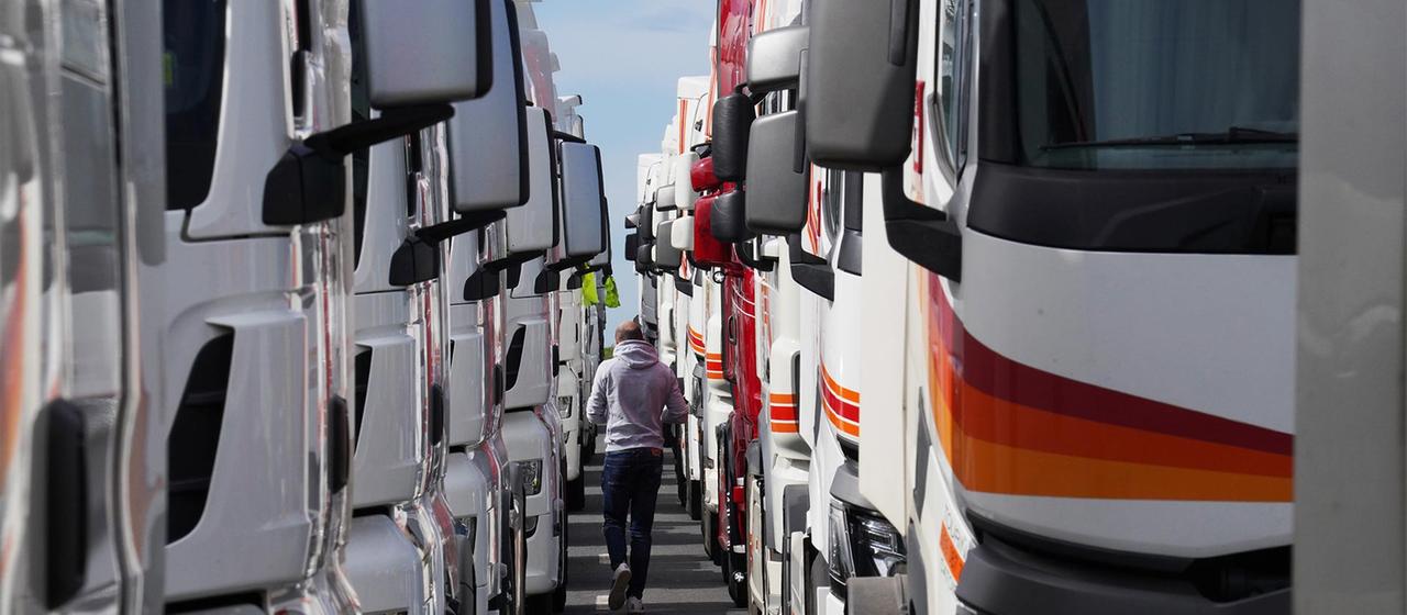 Zehntausende Lkw Fahrer fehlen: Was hilft den Speditionen?