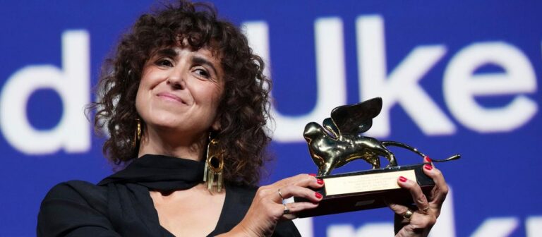 Woman Unknown gewinnt den Goldenen Löwen in Venedig
