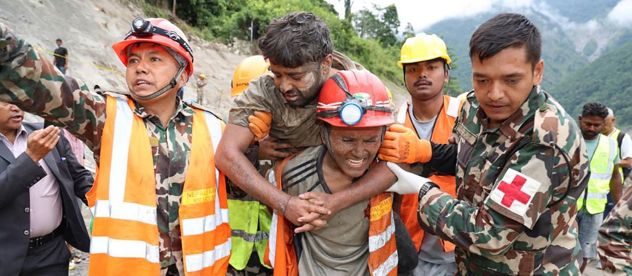 Nepal: Zwei Arbeiter neun Tage nach der Sturzflut aus Tunnel gerettet