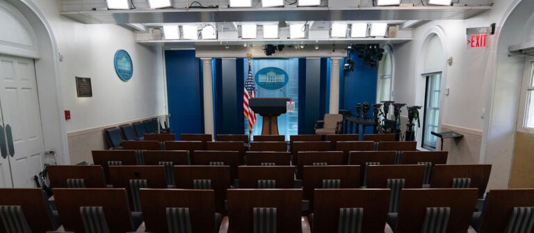 Nach Rauswurf durch Trump: Sender schränken Berichterstattung ein