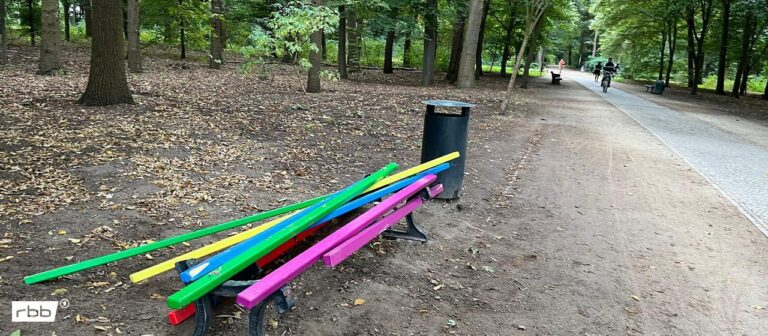 Gedenkort für Opfer von CSD Anschlag: Regenbogen Bank im Berliner Tiergarten zerstört