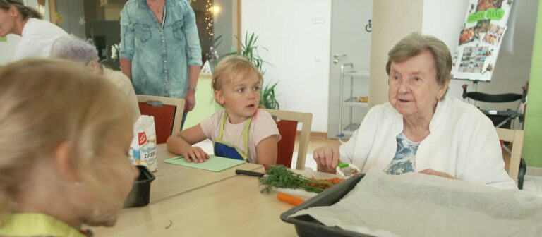 Unter einem Dach: Wie Kita Kinder und Senioren voneinander lernen