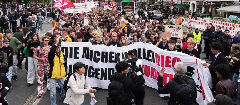 Proteste gegen Wehrpflicht: Tausende Schüler demonstrieren bundesweit